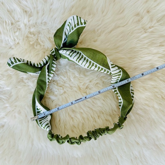 Green and white patterned headband with a tie detail - Picture 2 of 4